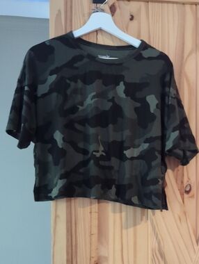 Camo Print Crop T-shirt - NWOT